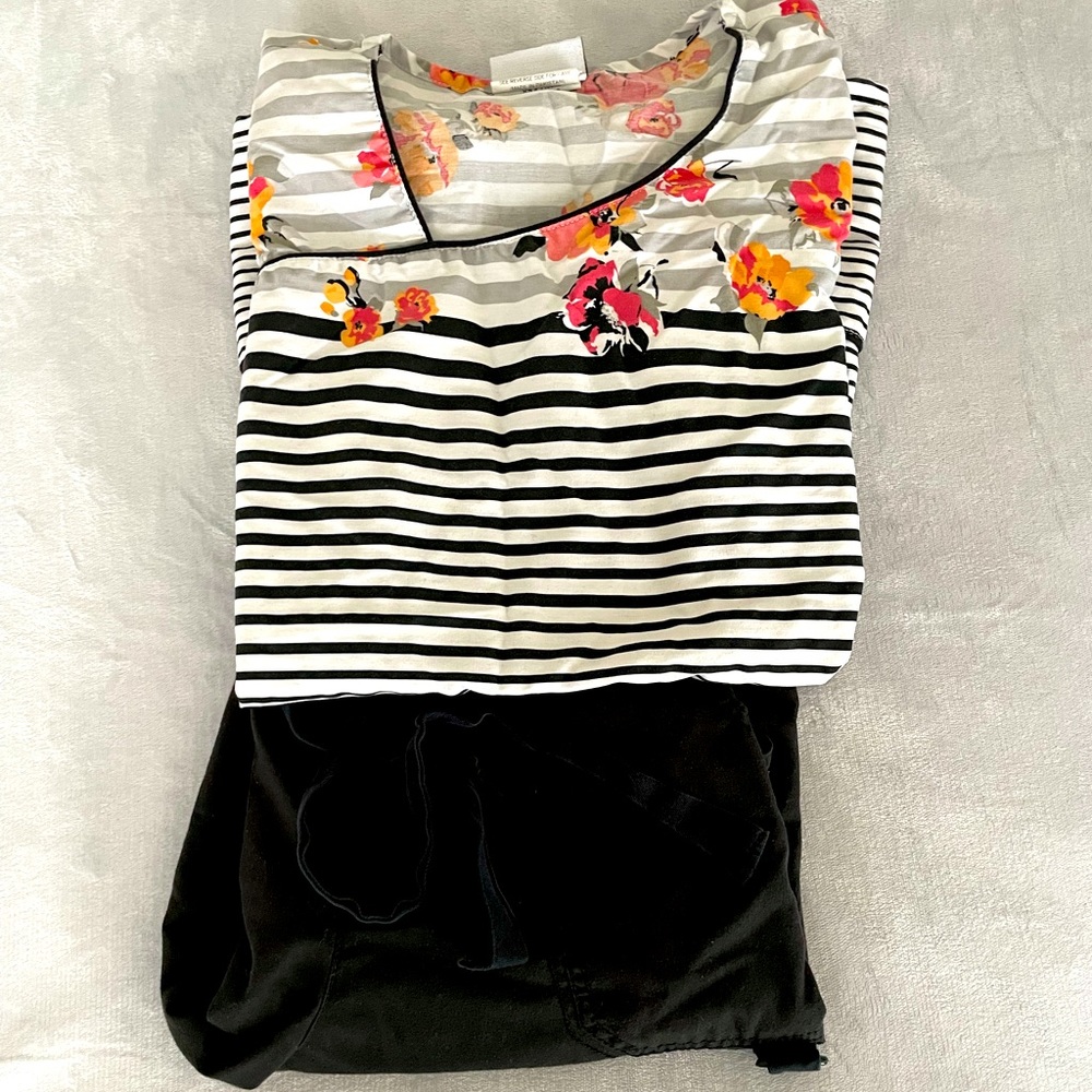 #Scrubs #Scrubset #blackpants #flowerandstripetop